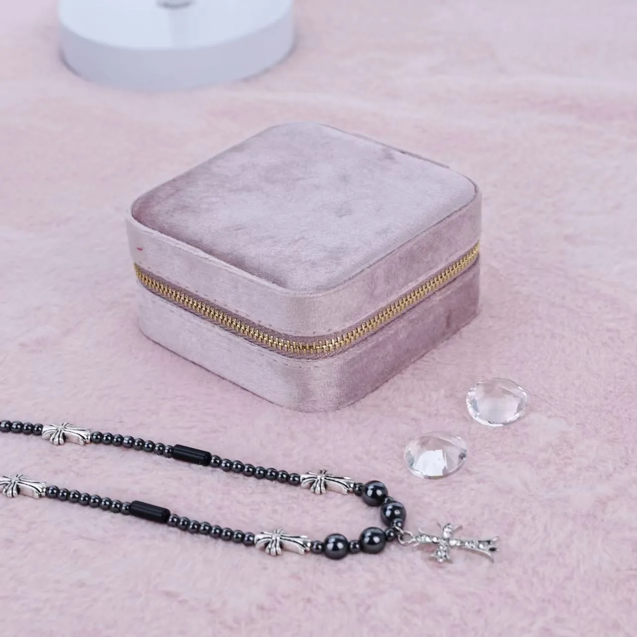 Compact travel jewelry case